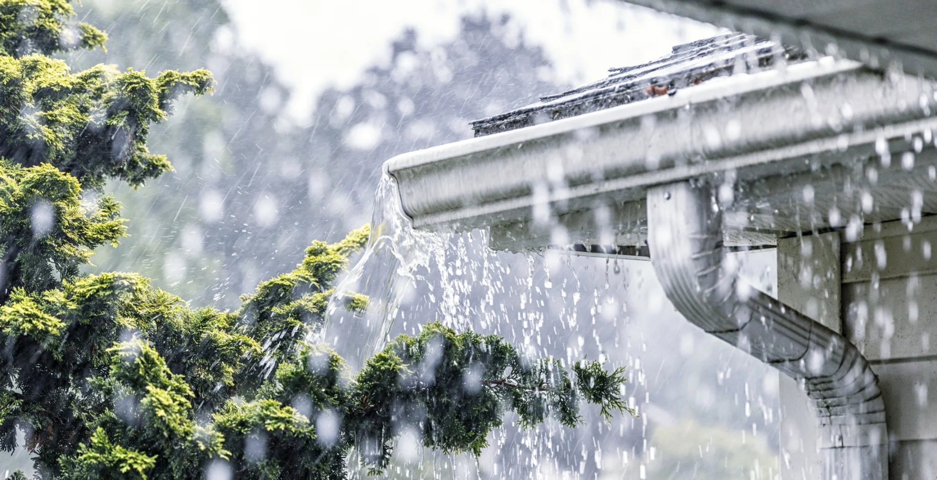 Regen rinnt über ein Dach