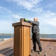 Ein Dachdecker saniert einen Schornstein