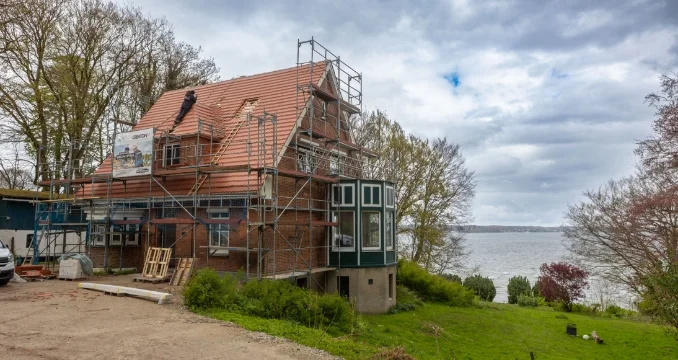 Eingerüstete Dachbaustelle an einem Einfamilienhaus